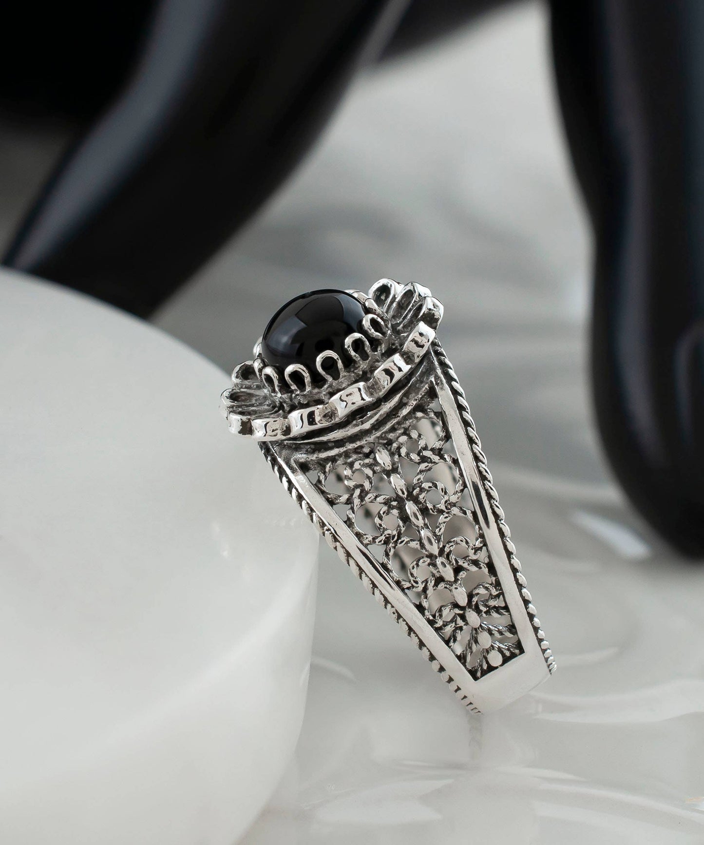 Filigree Art Daisy Figured Black Onyx Gemstone Women Sterling Silver Cocktail Ring: 9.5