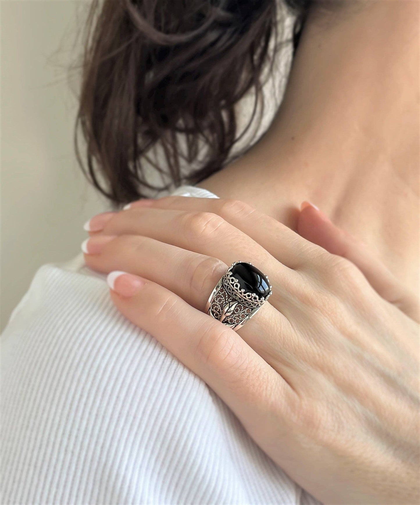 Filigree Art Black Onyx Gemstone Tulip Detailed Women Sterling Silver Statement Ring: Black Onyx / 8