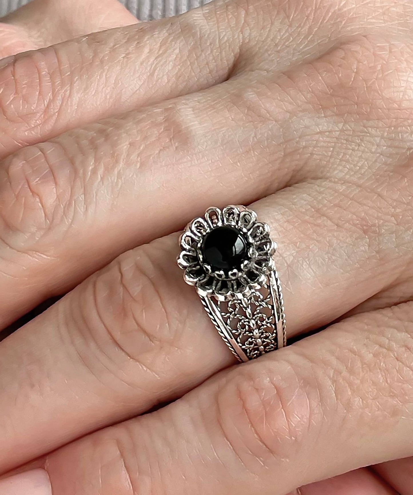 Filigree Art Daisy Figured Black Onyx Gemstone Women Sterling Silver Cocktail Ring: 9.5